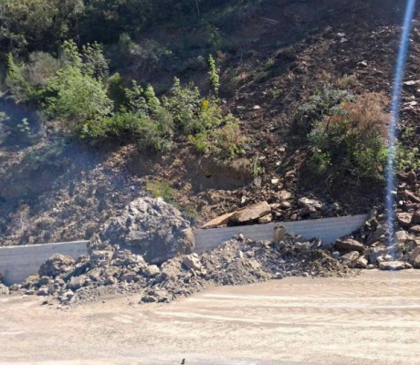 Εθνική Οδός Τρίπολης - Πύργου | Κανένα συνεργείο δεν εργάζεται στο σημείο των κατολισθήσεων στα Λαγκάδια (εικόνες)