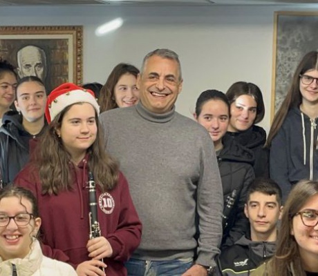 Χριστουγεννιάτικες ευχές και κάλαντα από μαθητές στον Δήμαρχο Τρίπολης (vd)