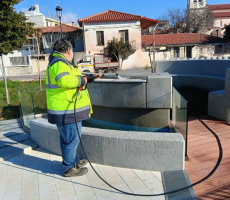 Καθαρίστηκε το σιντριβάνι στην πλατεία Αγίας Βαρβάρας