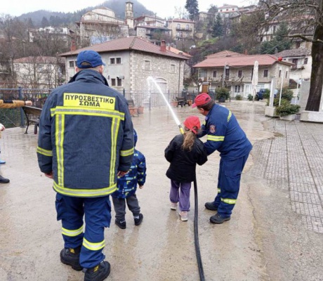 Δράση από την Πυροσβεστική στα σχολεία της Βυτίνας (εικόνες)