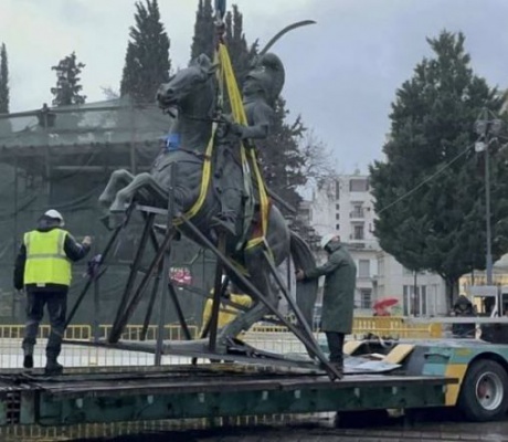 Εταιρεία "Μπράβος Α.Ε.": "Το σπαθί ήταν βιδωμένο και ξεβιδώθηκε για να μην ακουμπήσει, κατά τη μεταφορά του ανδριάντα, σε καλώδια και προκληθούν ζημιές"