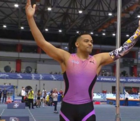 Ιπτάμενος ο Γορτύνιος Καραλής πέρασε τα 6,17 μ. σπάζοντας το πανελλήνιο ρεκόρ ανοιχτού και κλειστού στίβου!