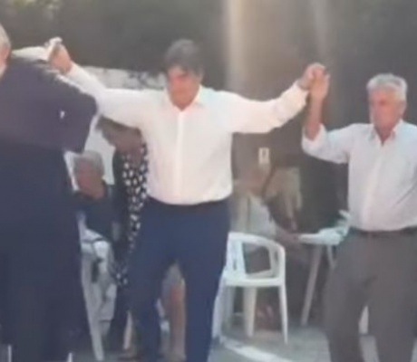 Αρβίτσα - Λαγκάδια | Ο βουλευτής Γιαννακούρας έσυρε το χορό μαζί με τον Παπα-Θέμη! (vd)