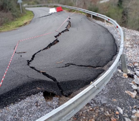Καθίζηση | Από το Διαβολίτσι Μεσσηνίας η πρόσβαση Ι.Χ. σε Ίσαρη και Βάστα - Κλειστός για λεωφορεία ο δρόμος προς Αγία Θεοδώρα