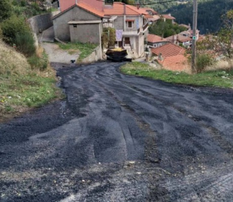 Βαλτεσινίκο | Ασφαλτόστρωση στους δρόμους και τα σοκάκια του χωριού πριν από τον χειμώνα (vd)