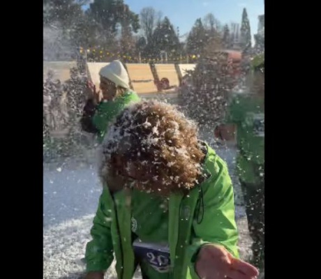 Το πρώτο "χιόνι" στο Χριστουγεννιάτικο Χωριό της Τρίπολης! (vd)