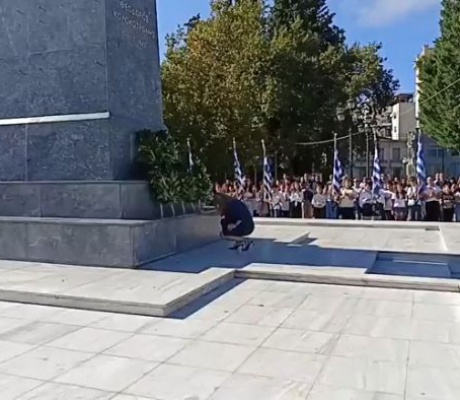 Μαρία Καρυστιανού στην Τρίπολη | Γονάτισε μπροστά στον ανδριάντα του Θεόδωρου Κολοκοτρώνη (vd)