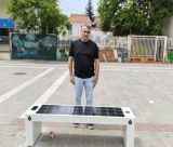 Έξυπνα ηλιακά παγκάκια στην Τρίπολη | Τζιούμης: «Με το βλέμμα στραμμένο στις νέες τεχνολογίες»