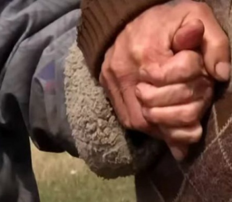 Πάτρα | Σοκ και οργή προκαλεί η άγρια ληστεία σε βάρος ηλικιωμένου ζευγαριού από νεαρό Ρομά (vd)