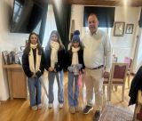 Το φως της παράδοσης και της ελπίδας πλημμύρισε με τα πρωτοχρονιάτικα κάλαντα το Δημαρχείο στη Δημητσάνα (εικόνες)