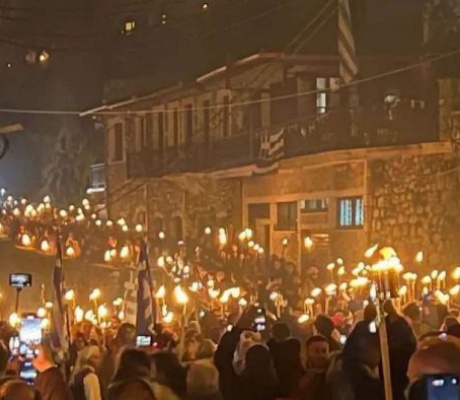 Η Δημητσάνα «φλέγεται» ξανά – Αναβιώνουν οι ιστορικές Λαμπαδηδρομίες την παραμονή της 25ης Μαρτίου (vd)