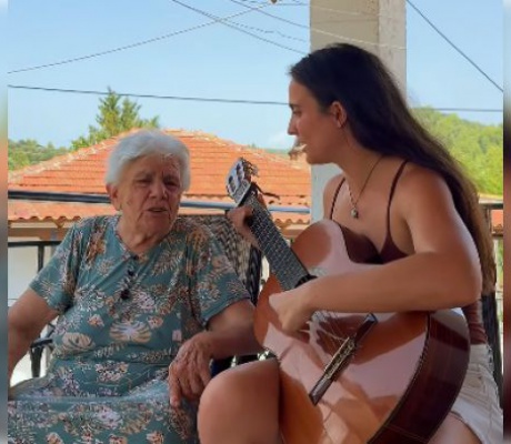 Αρκαδία | Γιαγιά και εγγονή τραγουδούν μαζί «Μου παρήγγειλε τ' αηδόνι» (vd)