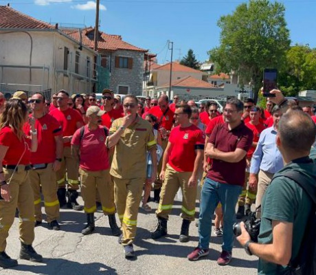 Οι εποχικοί πυροσβέστες διαμαρτυρήθηκαν στην Τρίπολη - "Άθλιες εργασιακές συνθήκες στον τομέα της πυρόσβεσης" (vd)