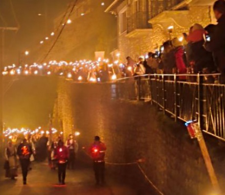 Λαμπαδηδρομίες Δημητσάνας | Ένα πύρινο ποτάμι συμβόλισε την «ανάσταση» του Γένους! (εικόνες - βίντεο)