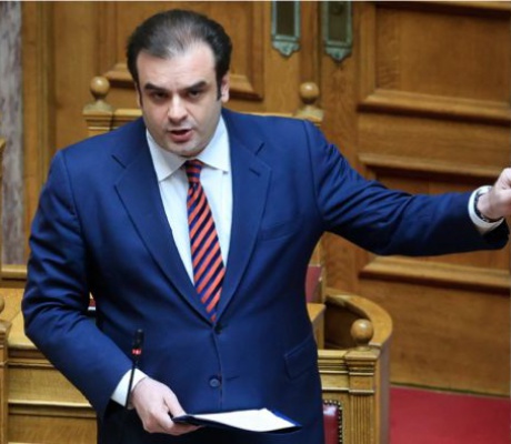 Ο Πιερρακάκης ανακοίνωσε την αύξηση του ακατάσχετου λογαριασμού στα 1.600 ευρώ από τα 1.250