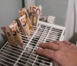 «Φωτιά» τα καύσιμα | Στροφή των νοικοκυριών στο ρεύμα λόγω ακρίβειας σε πετρέλαιο και φυσικό αέριο