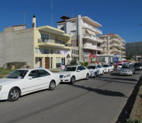 Αυτοκινητοπομπή από ταξί για να σταθούν στο πλευρό των αγροτών την Πέμπτη στην Τρίπολη!