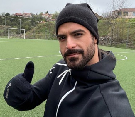 Ο Άρης Μουγκοπέτρος έκοψε και δώρισε τα μαλλιά του σε καρκινοπαθείς