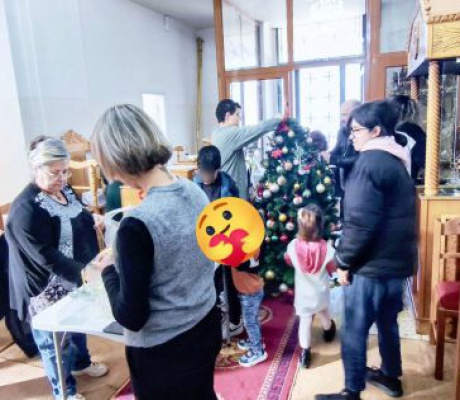 Στολίστηκε το Χριστουγεννιάτικο δέντρο της ενορίας Τζίβα (εικόνες)