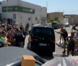 Πέταξαν μπουκάλια σε αυτοκίνητο που επέβαινε ο Άδωνις Γεωργιάδης στη Σύρο! (vd)