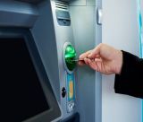 Ποια ΑΤΜ χρεώνουν ακόμα την ανάληψη μετρητών