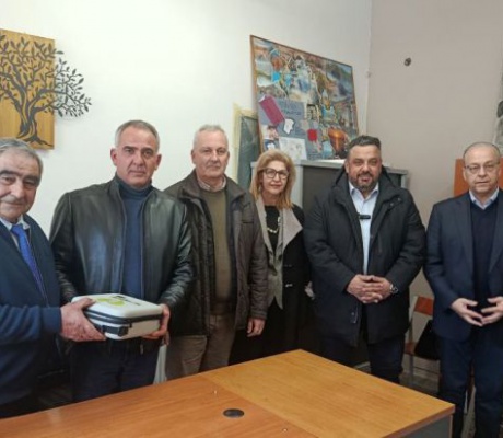 Το Επιμελητήριο Αρκαδίας δίπλα στην εκπαιδευτική κοινότητα | Δωρεά απινιδωτή στο 1ο Εργαστηριακό Κέντρο Τρίπολης
