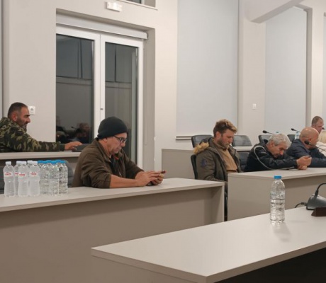 Οι αγρότες στο δημοτικό συμβούλιο Τρίπολης - "Να χτυπήσουμε το σύστημα χωρίς να κλείσουμε για πολλές ώρες κάποιο δρόμο"