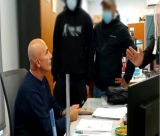 "Ντου" του Ρουβίκωνα στον δήμο Παιανίας: Δεν θα λες σε εργάτριες "μάζεψε την κ@@@α σου" - Δήμαρχος: "Δεν υπάρχει καμία καταγγελία" (vd)