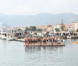 Η στιγμή της ρίψης του Σταυρού στο λιμάνι του Παραλίου Άστρους (vd)