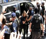 «Φόνισσα, φόνισσα» φώναζαν οι συγκεντρωμένοι στην Μουρτζούκου (vd)