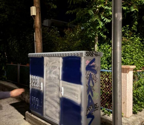 Γκράφιτι με τον σταυρό της ελληνικής σημαίας σε διάφορα σημεία της Τρίπολης (εικόνες)