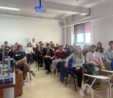 Μαθητές και εκπαιδευτικοί του Τομέα Υγείας του 1ου ΕΠΑ.Λ. Τρίπολης στις εγκαταστάσεις της ΣΑΕΚ του Παναρκαδικού Νοσοκομείου