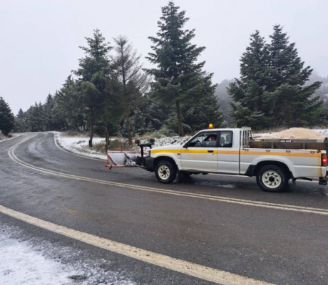 Συνεχίζεται η χιονόπτωση στον Κοσμά - Ανοιχτός ο δρόμος