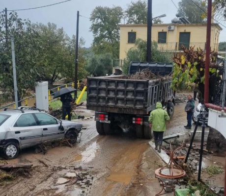 Ποτάμια λάσπης σε Λακωνία και Μεσσηνία | Αυτοκίνητα σε αυλές σπιτιών – Κομμένοι δρόμοι σε Νέα Κορώνη και Φοινικούντα