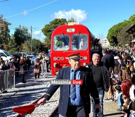 Σφύριξε και πάλι το τρένο στην Καλαμάτα | Πλημμύρισε με κόσμο η αποβάθρα του Σταθμού για την υποδοχή του τρένου! (vd)