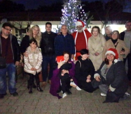 Τέσσερις σύλλογοι της Μεγαλόπολης ένωσαν δυνάμεις στο Άναμμα του Χριστουγεννιάτικου δέντρου! (εικόνες)