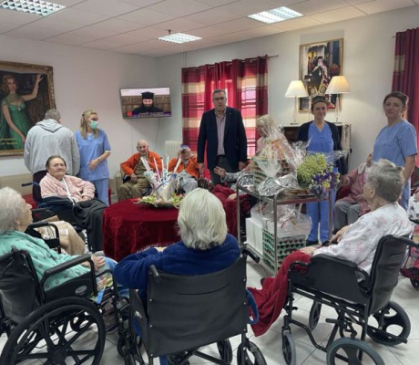 Ευχές και δώρα στο Δεκάζειο Γηροκομείο Τρίπολης από την Περιφέρεια Πελοποννήσου