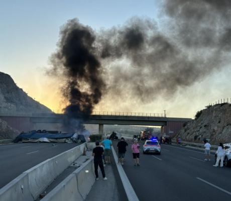 Έσβησε η φωτιά στην "Αθηνών – Κορίνθου" που προκάλεσε η ανατροπή νταλίκας - Συγκλονιστικά βίντεο από το "Καλημέρα Αρκαδία" (vd)