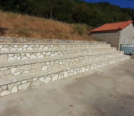  Εργασίες αποκατάστασης της κερκίδας στο γήπεδο μπάσκετ από την Αδελφότητα Ψαραίων Ηραίας