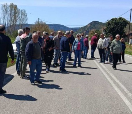 Συγκέντρωση διαμαρτυρίας στη Δάφνη για την κακή κατάσταση των δρόμων στη Γορτυνία (vd)