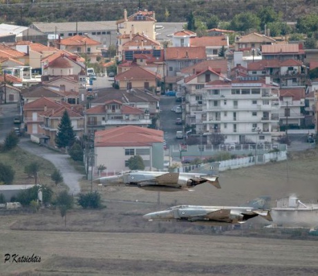 Εντυπωσιακές εικόνες | Τα F-4E Phantom «σκέπασαν» την Τρίπολη!