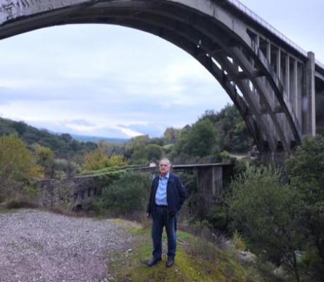 Τα προβλήματα στατικότητα της νέας γέφυρας στην Καρύταινα αναδείχθηκαν στον Σκάι – Κίνδυνος και για το ιστορικό βυζαντινό γεφύρι (vd)