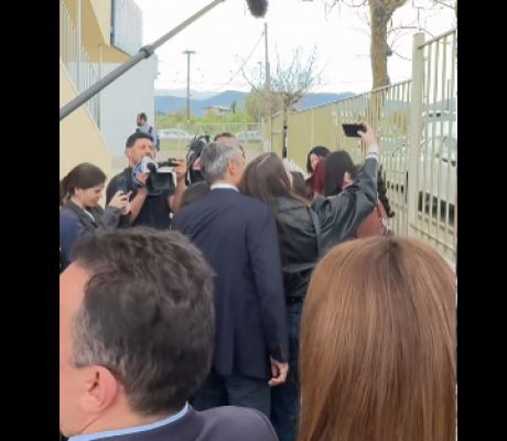 Οι selfie του Κυριάκου Μητσοτάκη στην Τρίπολη! (vd)