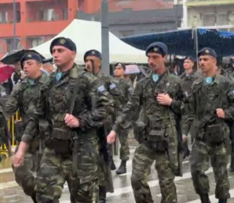 Παρέλαση χωρίς μαθητές στην βροχερή Τρίπολη (vd)