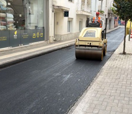 Ασφαλτόστρωση στην "Σπετσεροπούλου" | Τζιούμης: «Βελτιώνουμε τους δρόμους και την καθημερινότητα των πολιτών» (vd)