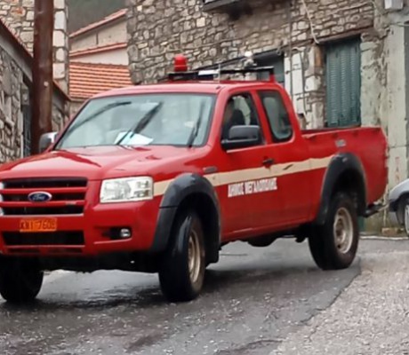 Αυτοκίνητο του δήμου παραμένει στο Ίσαρη για να μεταφέρει κατοίκους του αποκλεισμένου χωριού προς τη Μεγαλόπολη
