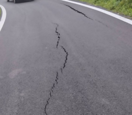 Ρωγμές στο δρόμο από Νεοχώρι προς Χώρα Γορτυνίας