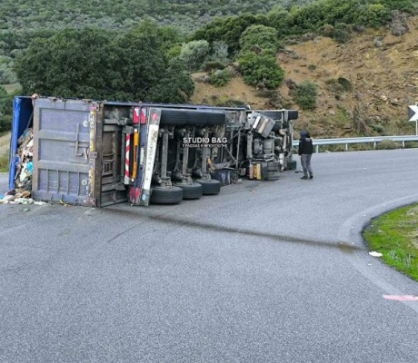 Ανατροπή νταλίκας στον Κολοσούρτη (εικόνες)