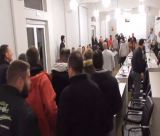 Συμβολική κατάληψη από τους αγρότες στην αίθουσα του περιφερειακού συμβουλίου!