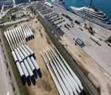 Με κομμάτια ανεμογεννητριών γέμισε το Λιμάνι του Ναυπλίου (vd)